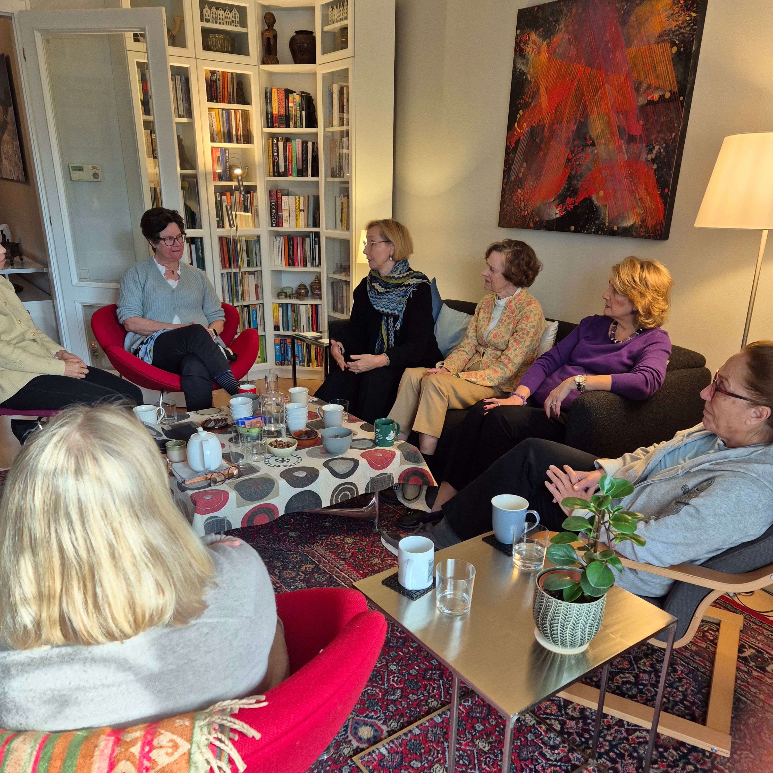 Die Buch- und Poesie-Gruppen treffen sich jeden Monat, um ein bestimmtes Buch zu besprechen oder ein Lyrik-Thema zu behandeln. Wenn Sie gerne Bücher aus aller Welt lesen oder Gedichte mit Freunden diskutieren wollen, könnte eine dieser beiden Gruppen für Sie genau das Richtige sein.