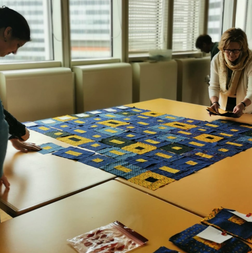 <p>Versuchen Sie das Quilten oder Sticken mit Bändern oder Schmuck herzustellen. Nehmen Sie an einem der Workshops teil, die der Kiosk regelmäßig veranstaltet. Zeigen Sie Ihre Fertigkeiten oder starten Sie eine neue Kunsthandwerksgruppe.</p>